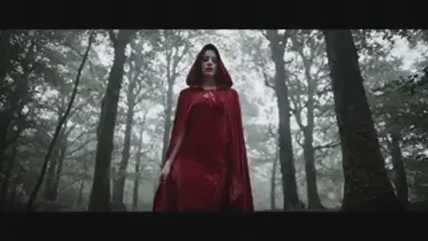 Spookora Cape – Roter, samtiger Mantel mit Kapuze für Halloween im Wald | www.middo.de