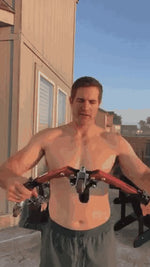 powerflex arm trainer Mann nutzt draußen Workout