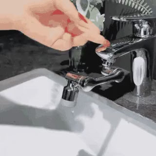 Rotierender Wasserhahn-Aufsatz im Einsatz mit bewegendem Hand-GIF