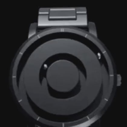 Animierende schwarze Uhr mit magnetischen Zeigern
