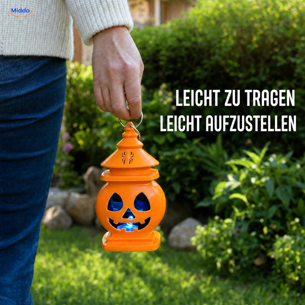 Erwachsene Person trägt die PumpkinGlow™ Halloween-Laterne an ihrem Metallring