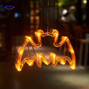 Pumpkoglow-Lampe Halloween Lichterkette Fledermaus Orange LED Fensterdekoration – www.middo.de Sichern Sie sich jetzt die perfekte Deko für Ihre Halloween-Party! Mit unserer Pumpkoglow-Lampe im Design einer spooky Fledermaus bringen Sie ein unheimliches Ambiente in Ihr Zuhause. Ideal für Fensterdekorationen und stimmungsvolle Beleuchtung. Jetzt entdecken und bestellen!