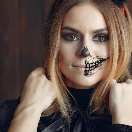 Horror-Tattoo mit Schädel und einem grinsenden Gesicht einer Frau