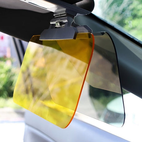 Sonnenblende SafeDrive montiert an einem Auto für Tag- und Nachtbetrieb