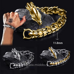 Set von drei Drachenarmbändern mit Hand und Tattoo.