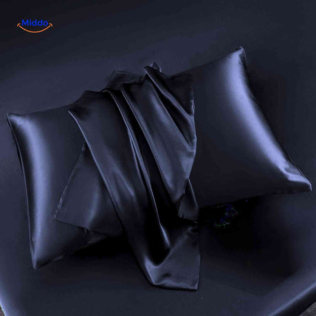 Kissenbezug aus Satin in Dunkelblau – Silkora Entdecken Sie den edlen Silkora Kissenbezug aus Satin in einem eleganten Dunkelblau. Er verleiht Ihrem Schlafzimmer nicht nur einen Hauch von Luxus, sondern sorgt auch für perfekten Komfort. Gönnen Sie sich diesen stilvollen Kissenbezug und verwandeln Sie Ihr Schlafambiente! [Jetzt kaufen auf ]