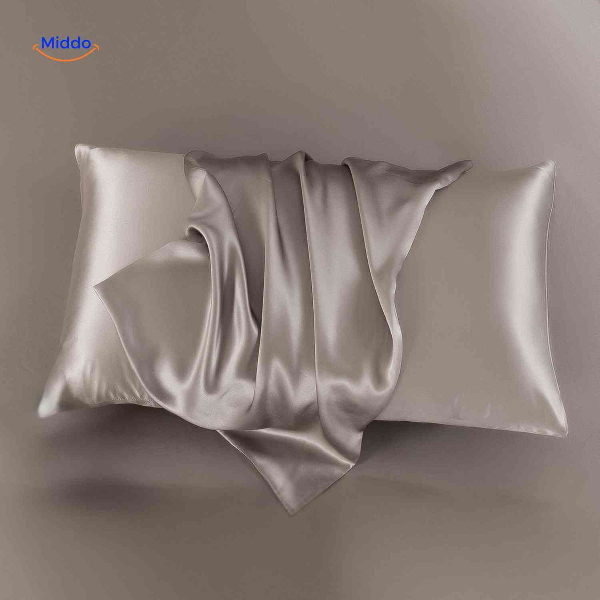 Kissenbezug aus Satin in Taupe - Silkora Kissenbezug Entdecken Sie den eleganten Kissenbezug aus Satin in Taupe von Silkora. Der hochwertige Stoff sorgt für einen angenehmen Schlaf und verleiht Ihrem Schlafzimmer einen Hauch von Luxus. Jetzt kaufen und den Unterschied erleben!