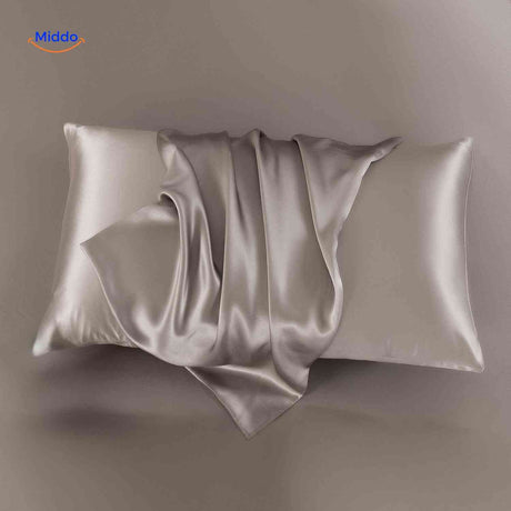 Kissenbezug aus Satin in Taupe - Silkora Kissenbezug Entdecken Sie den eleganten Kissenbezug aus Satin in Taupe von Silkora. Der hochwertige Stoff sorgt für einen angenehmen Schlaf und verleiht Ihrem Schlafzimmer einen Hauch von Luxus. Jetzt kaufen und den Unterschied erleben!