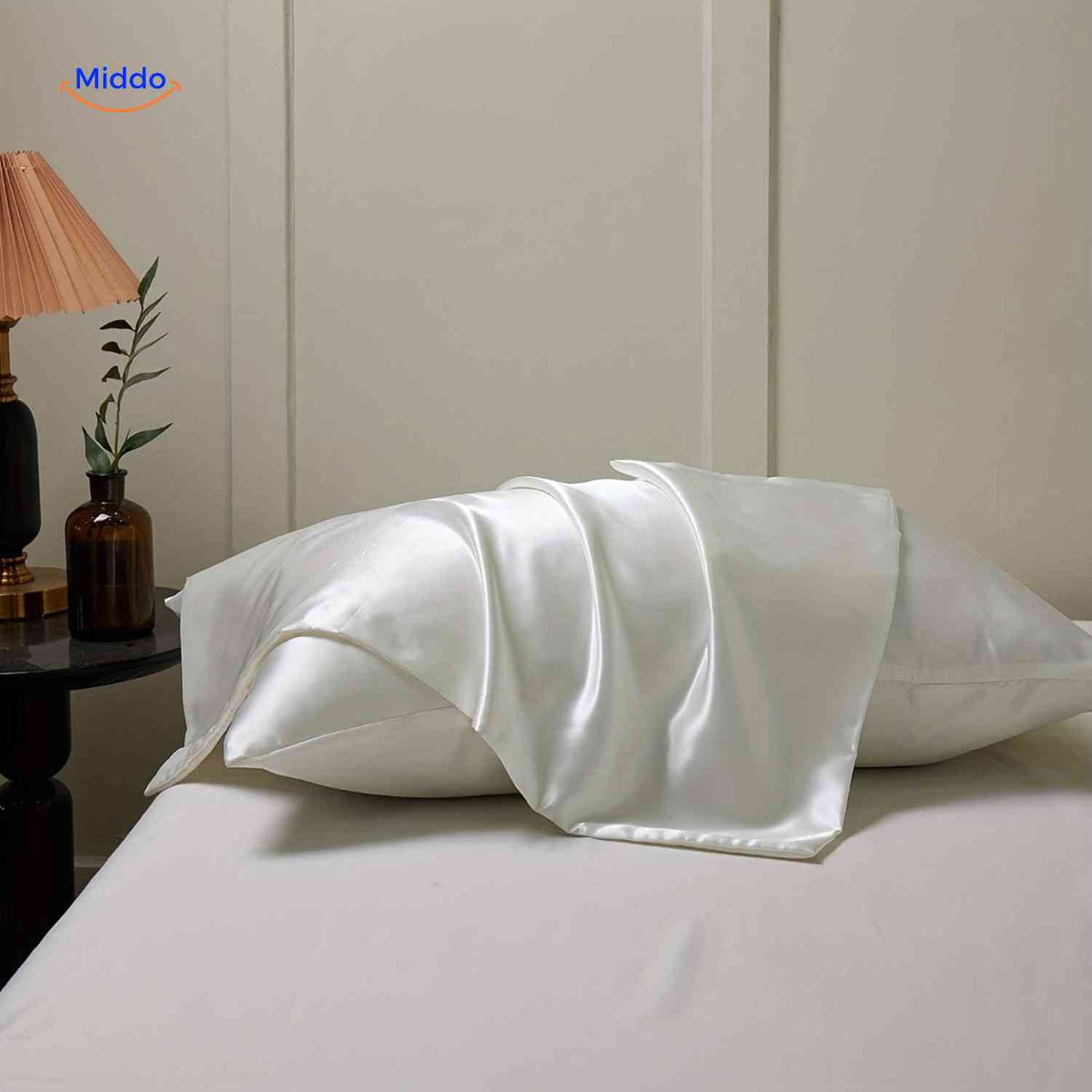 Silkora Kissenbezug in Silber - Satin-Kissenbezug Besuchen Sie uns auf www.middo.de und entdecken Sie die luxuriösen Silkora Kissenbezüge, die Ihrem Schlafzimmer einen Hauch von Eleganz verleihen