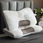 DreamGuard Pro Nackenstützkissen in einem schön eingerichteten Schlafzimmer.