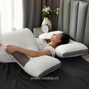 Frau liegt bequem mit dem DreamGuard Pro Nackenstützkissen