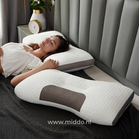 Frau schläft bequem auf dem DreamGuard Pro Kissen