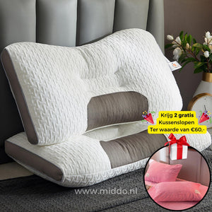 Kissen mit 2 kostenlosen rosafarbenen Samtkissenbezügen auf einem Bett