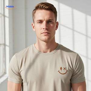 Smiley Wave T-Shirt Beige – Nahaufnahme mit Smiley-Logo | www.middo.de