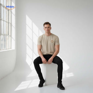 Beige Smileywave T-Shirt für Herren – Minimalistisches Design Entdecken Sie unser hochwertiges beige Smileywave T-Shirt für Herren. Perfekt für einen lässigen Look im minimalistischen Stil. Gönnen Sie sich dieses zeitlose Kleidungsstück und setzen Sie auf Komfort und Stil. Jetzt kaufen auf !
