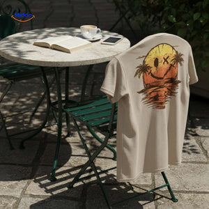 Beige Smileywave T-Shirt mit Smiley-Print im Außenbereich auf dem Stuhl – jetzt entdecken auf !