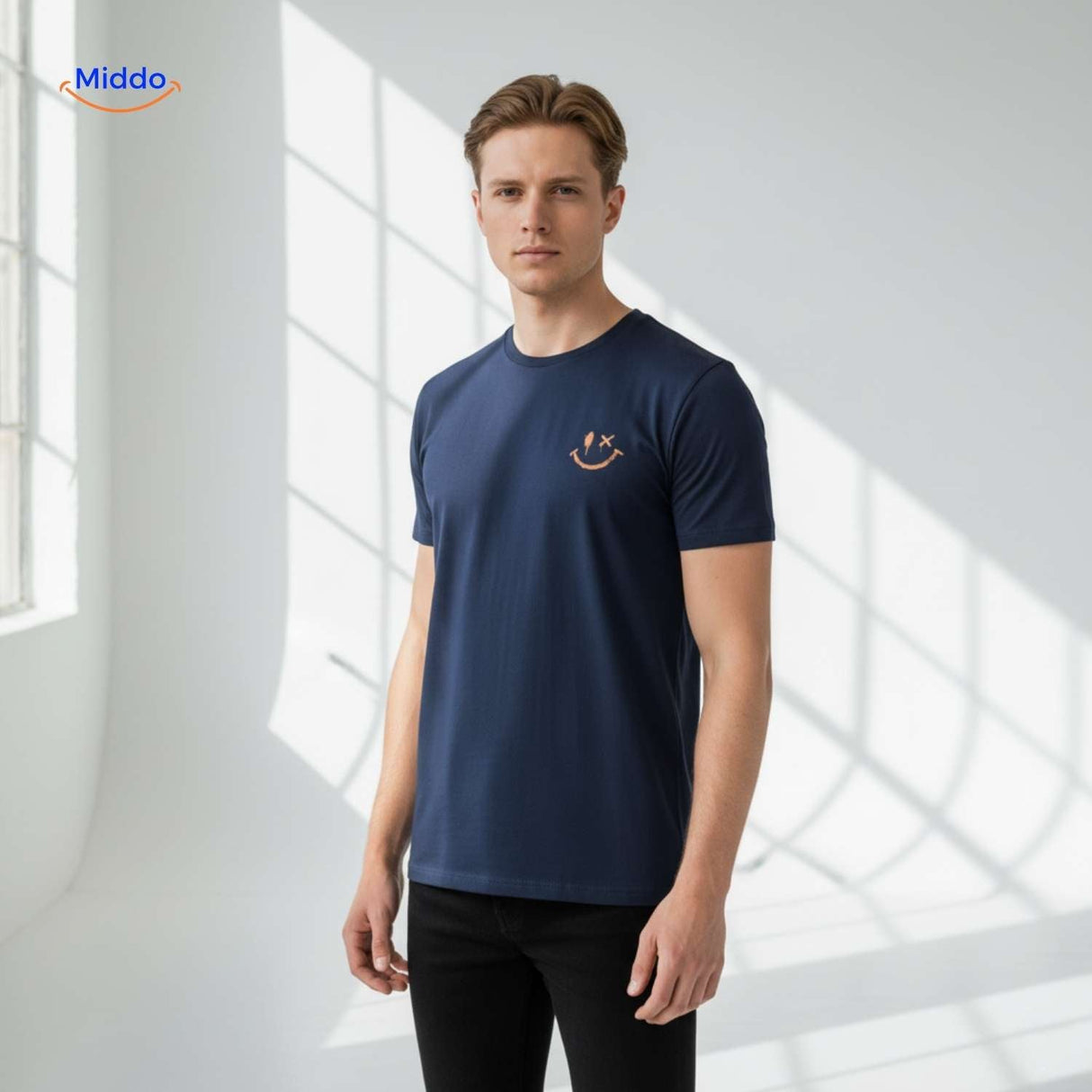 Smileywave T-Shirt in Navy Blau - Seitenansicht mit Logo Erleben Sie den einzigartigen Look des Smileywave T-Shirts in klassischem Navy Blau. Perfekt für jeden Anlass, überzeugt es durch seine hochwertige Verarbeitung und das auffällige Logo. Besuchen Sie uns auf und sichern Sie sich Ihr neues Lieblingsshirt!
