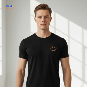 Das Smileywave T-Shirt in Schwarz – Detailansicht mit Smileywave-Logo. Entdecken Sie mehr auf