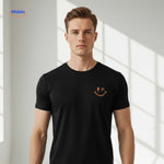 Das Smileywave T-Shirt in Schwarz – Detailansicht mit Smileywave-Logo. Entdecken Sie mehr auf www.middo.nl.