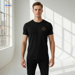 Smileywave T-Shirt in Schwarz – Elegantes und lässiges Design für Herrenmode 

Entdecken Sie das Smileywave T-Shirt in zeitlosem Schwarz. Mit seinem schlanken Schnitt und modernem Design ist es der perfekte Begleiter für Ihren Alltagslook. Holen Sie sich jetzt Ihren Style auf www.middo.nl!