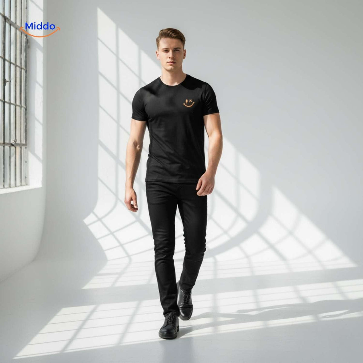 Smileywave T-Shirt Schwarz – Vollständiger Look im Studio | www.middo.de
