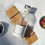 Drahtloser Mixer auf einer Picknickdecke mit Obst und Granola