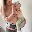 Mutter und Baby geben sich ein High-five mit SnuggleSeat