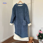 Snugglewear Deckenrobe in Blau mit Sherpa-Rand – kuschelig warm für den Winter. Besuchen Sie uns auf www.middo.de!