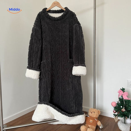 Snugglewear Deckenrobe in Dunkelgrau mit Sherpa-Futter – jetzt auf www.middo.de erhältlich!