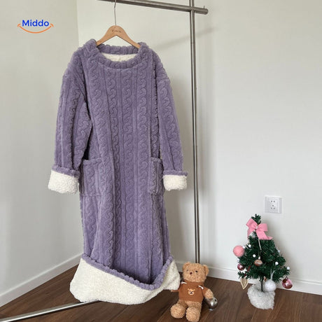Snugglewear Deckenrobe in Lila – Tragbare Decke mit Taschen Entdecken Sie unsere Snugglewear Deckenrobe in einem ansprechenden Lila! Diese tragbare Decke mit praktischen Taschen bietet Ihnen optimalen Komfort und Wärme, egal ob zu Hause oder unterwegs. Ideal für gemütliche Abende auf der Couch oder als stilvollen Begleiter für kühlere Tage. Lassen Sie sich verwöhnen und genießen Sie die Freiheit mit unserer Deckenrobe! Jetzt auf bestellen!