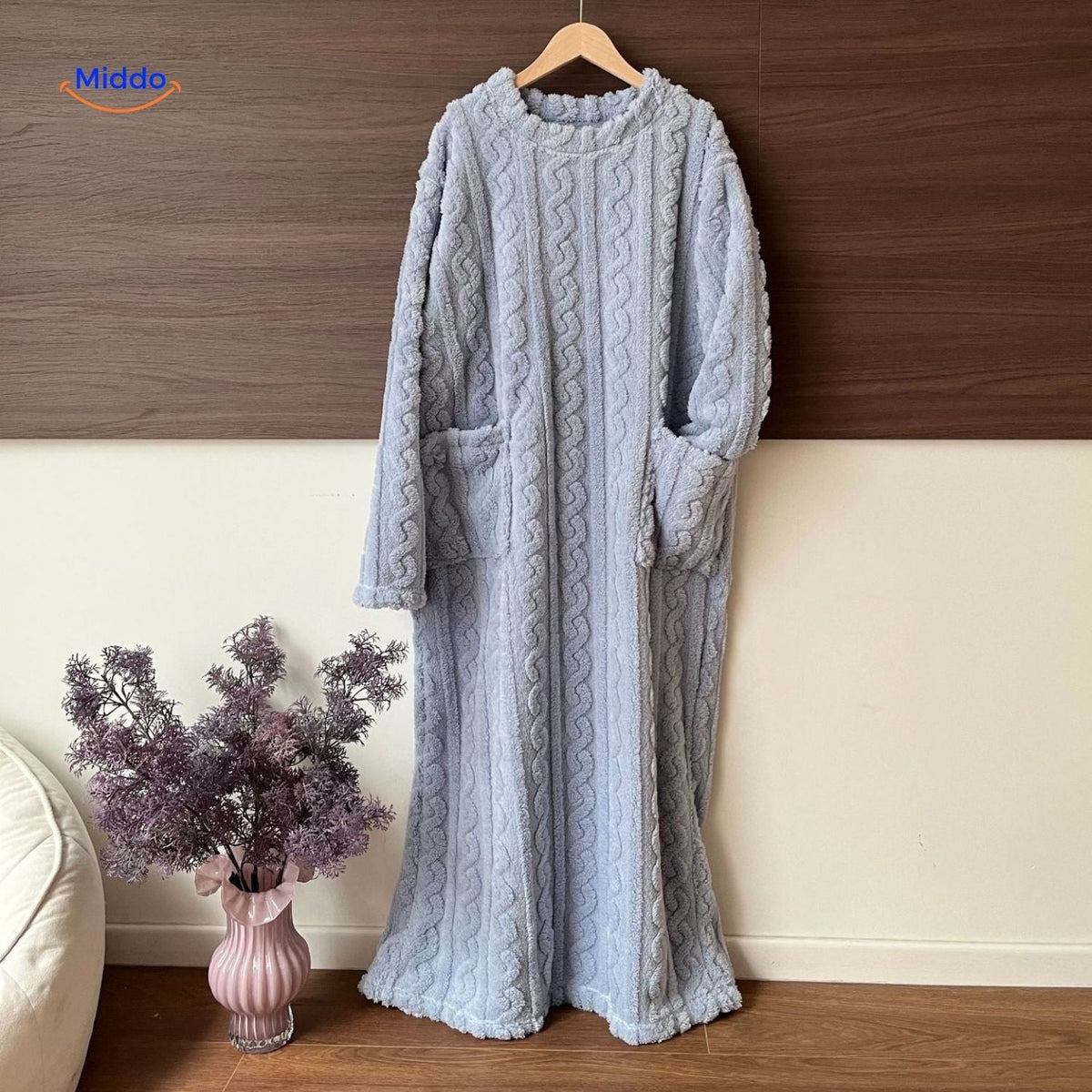 Snugglewear Deckenkleid in Hellblau aus weichem Fleece am Kleiderbügel