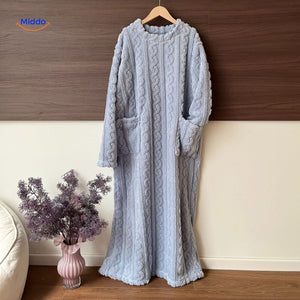 Snugglewear Deckenkleid in Hellblau aus weichem Fleece am Kleiderbügel