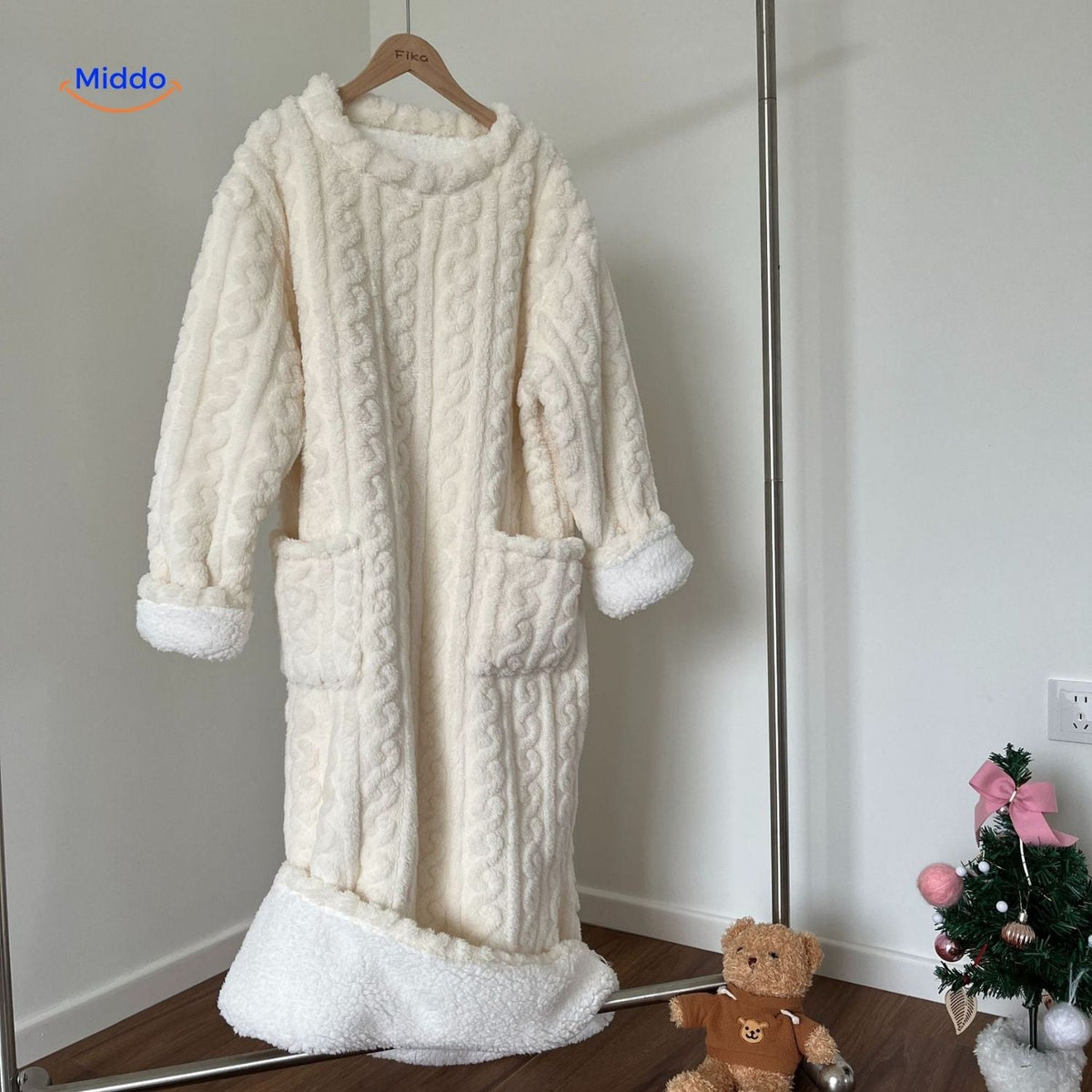 Snugglewear Decken-Kleid in Weiß mit Sherpa-Borden und Taschen - jetzt auf www.middo.de!