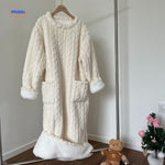 Snugglewear Decken-Kleid in Weiß mit Sherpa-Borden und Taschen - jetzt auf www.middo.de!