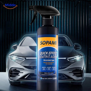 Sopami™ Sprühflasche mit 500 ml Inhalt neben einem Auto