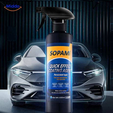 Sopami™ Sprühflasche mit 500 ml Inhalt neben einem Auto