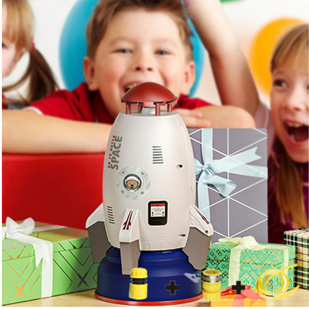 Kinder spielen mit SplashRocket am Geschenktisch