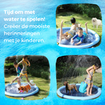 Kinder spielen auf einer blauen Wassermatte im Garten.