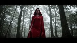 Spookora Cape – Roter, samtiger Mantel mit Kapuze für Halloween im Wald | www.middo.de