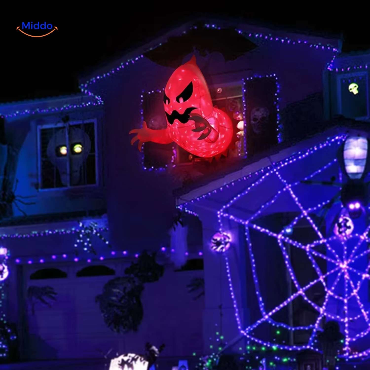 spookyglow Ein Haus, das mit Halloween-Lampen geschmückt ist, schafft eine gruselige festliche Atmosphäre.