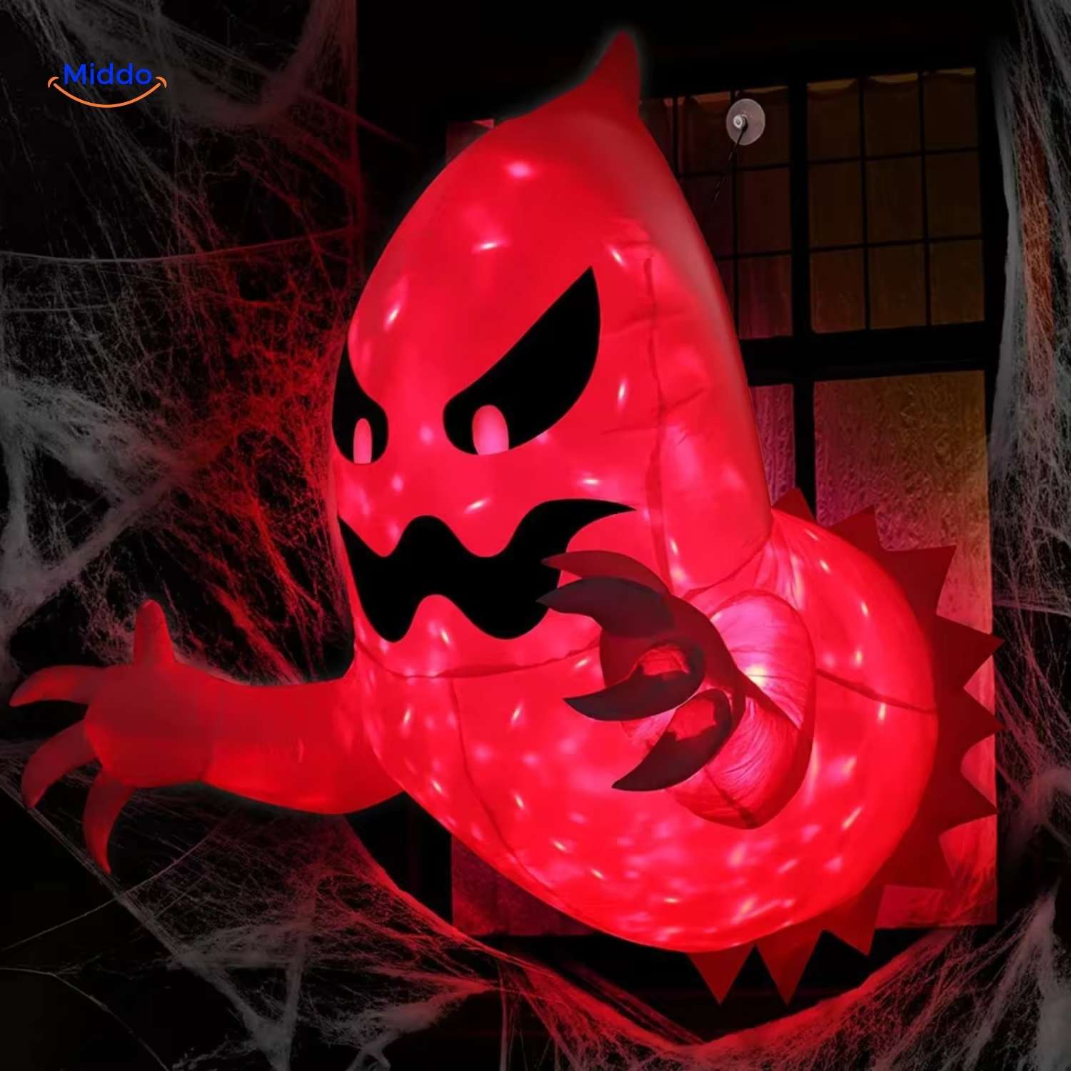 spookyglow ein rot beleuchtetes Monster schaut aus einem Fenster, wodurch auf der rechten Seite eine gruselige Atmosphäre entsteht.