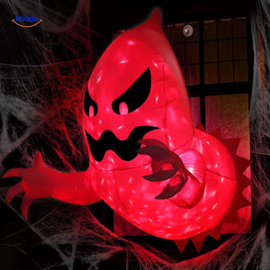 spookyglow ein rot beleuchtetes Monster schaut aus einem Fenster, wodurch auf der rechten Seite eine gruselige Atmosphäre entsteht
