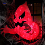 spookyglow ein rot beleuchtetes Monster schaut aus einem Fenster, wodurch auf der rechten Seite eine gruselige Atmosphäre entsteht.