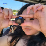 Student hält Kamera für schnelle Aufnahmen