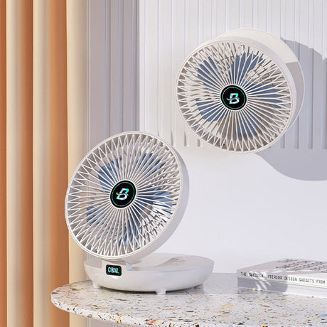 Zwei SwiftAir™ Ventilatoren, einer auf dem Tisch und einer an der Wand