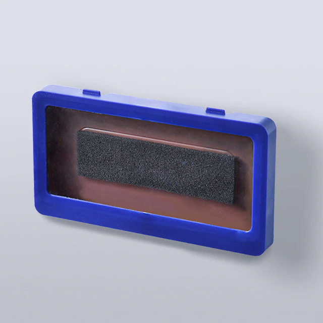 Blaue Telefonhalterung für die Wand in der Dusche