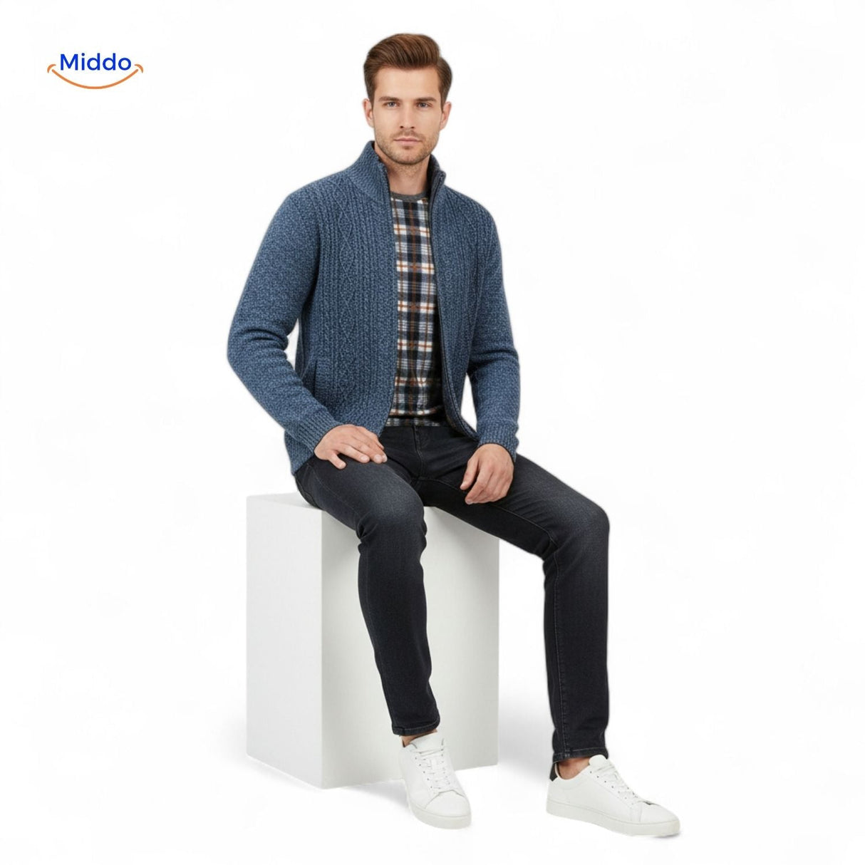 ThermoStrick-Weste für Herren – perfekt für eine sitzende Haltung, kombiniert mit einem karrierte Hemd. Besuchen Sie uns auf www.middo.de