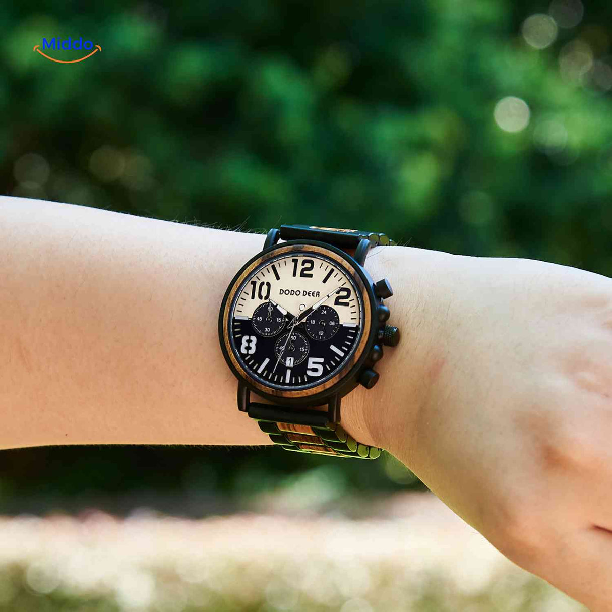Timbero Holzuhr Chronograph aus Holz draußen getragen