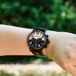 Timbero Holzuhr Chronograph aus Holz draußen getragen