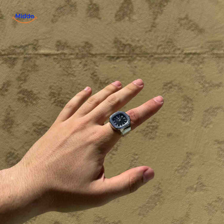Timora Ring-Uhr in Silber mit schwarzem Zifferblatt – Handmodell | www.middo.de